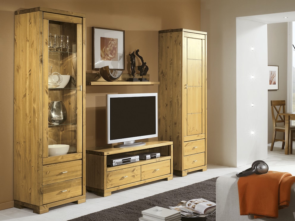 Stylé et riche en contrastes - Paroi de séjour Mascella, ici variante 01 en pin lessivé/huilé