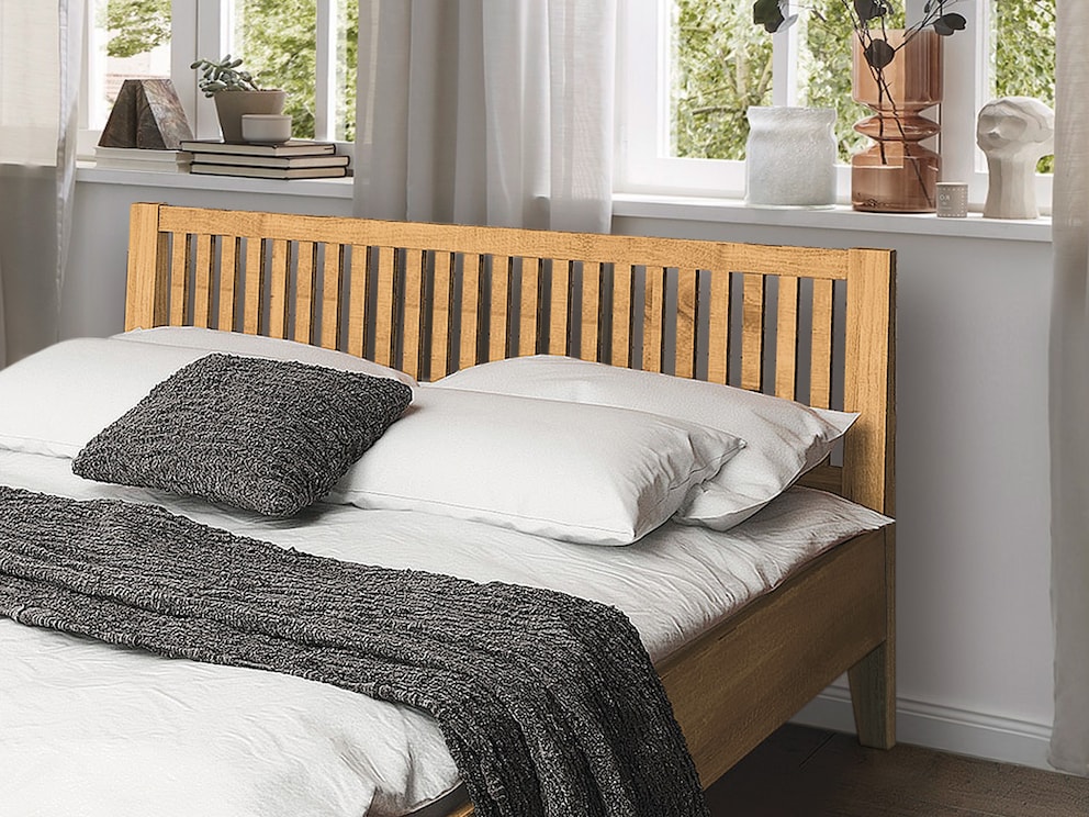 Het hoogtepunt van dit bed is het rijkelijk bewerkte hoofdeinde - hier in wild eiken
