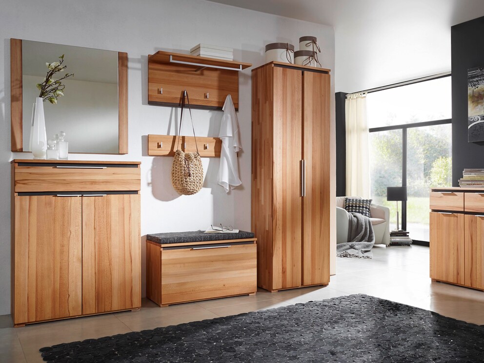 Le portemanteau mural est parfaitement assorti aux autres meubles d'entrée de la série « Antesala ».