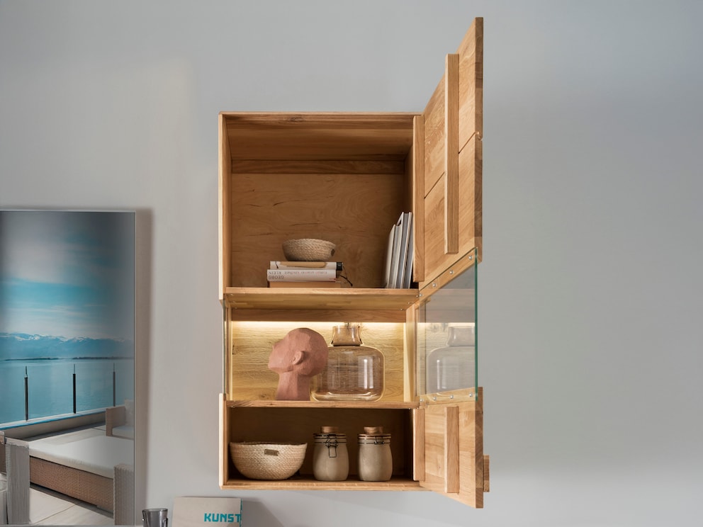 De vitrine Ovaro biedt veel ruimte voor je favoriete stukken