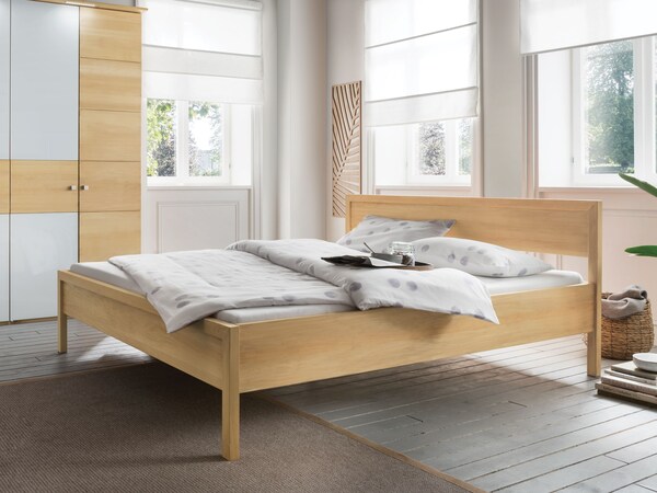 Minimalistisch, modern bed - rustig beuken onderstreept de eenvoudige elegantie