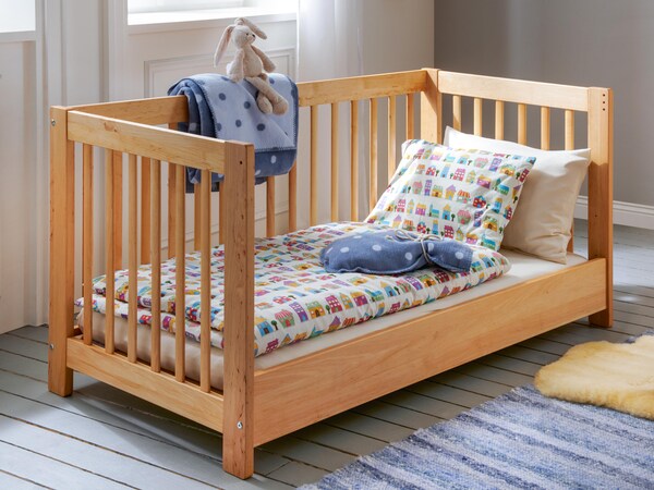 Met de Ludus 01 ombouwset voor babybedje kunt u het kinderbedje eenvoudig ombouwen tot een stapelbed of een kinderslaapbank.