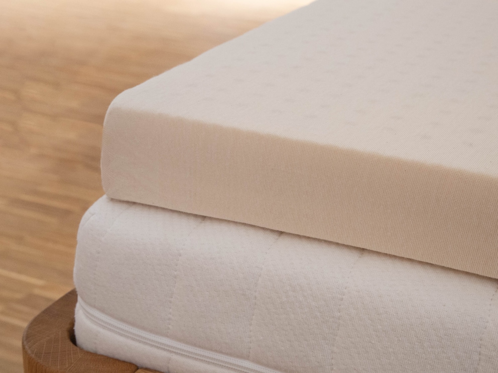 le surmatelas sans housse est enveloppé d'un tricot en jersey fin de coton/kbA
