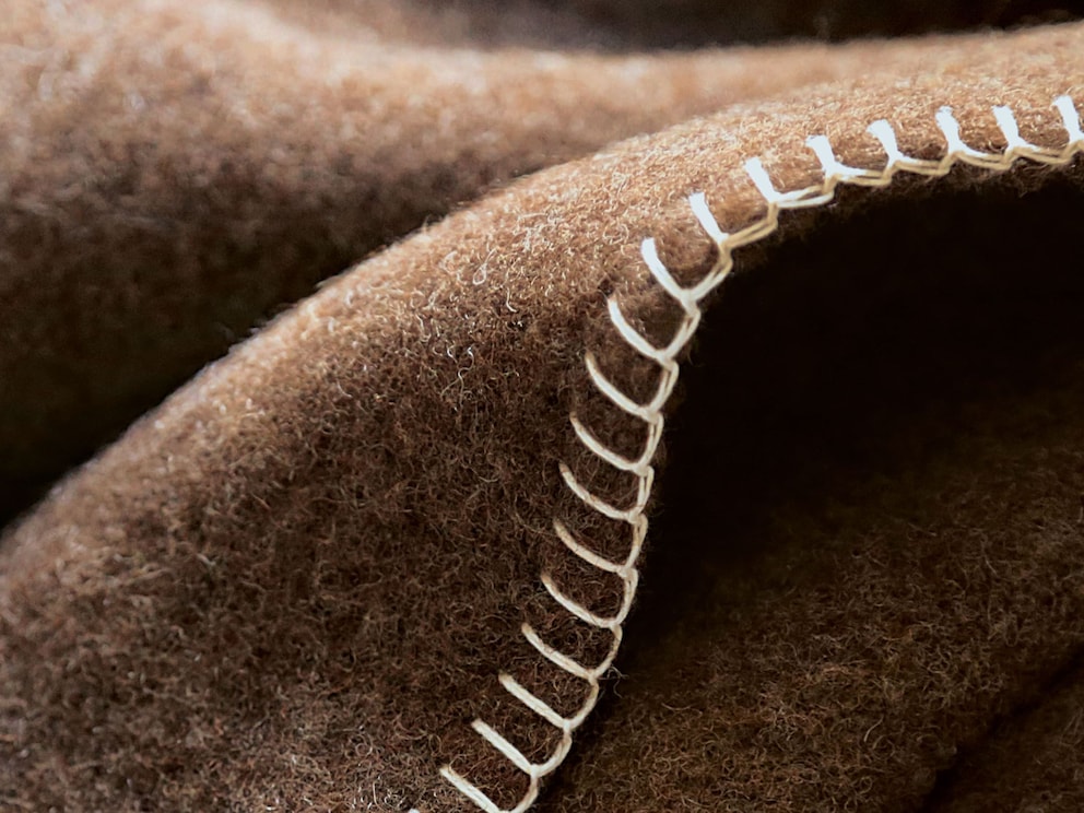 Die mittelbraune Decke wird aus der Wolle des Juraschafs gewebt