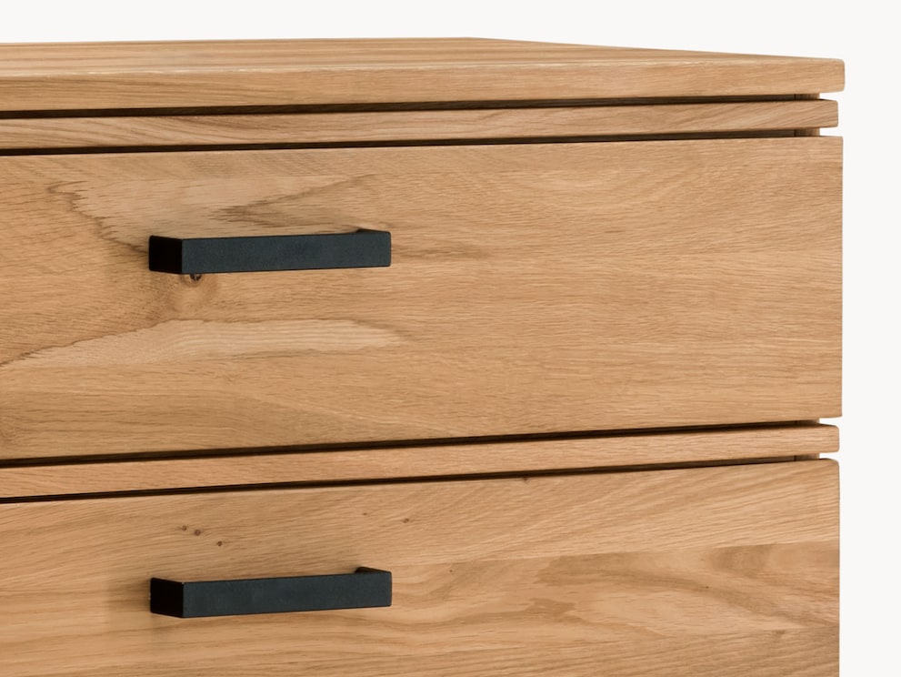 Opvallende zwarte stalen handgrepen vullen het elegante wild eiken front perfect aan