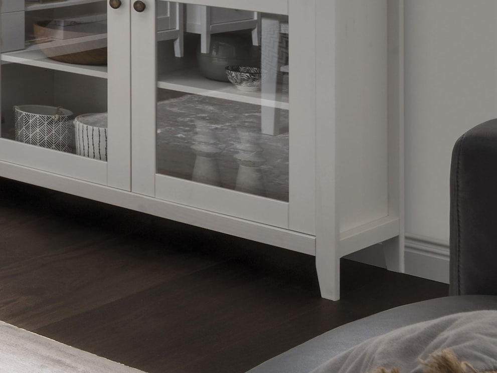 De afgeschuinde poten van het dressoir zorgen voor een moderne vorm