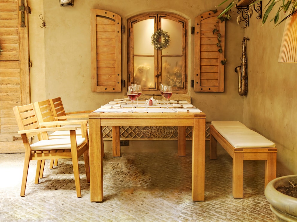 Set 02 bien pensé - composé d'une table de jardin, d'un banc de jardin et de 3 chaises de jardin