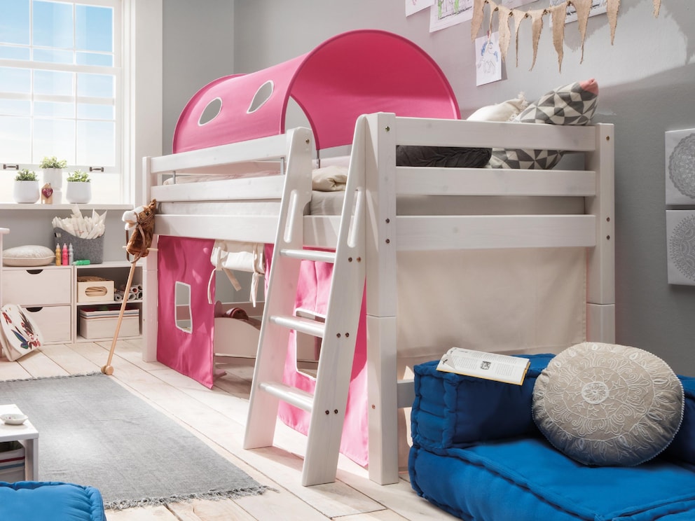 Attraktiver Blickfang in Farbe pink mit weiß-lasiertem Bett