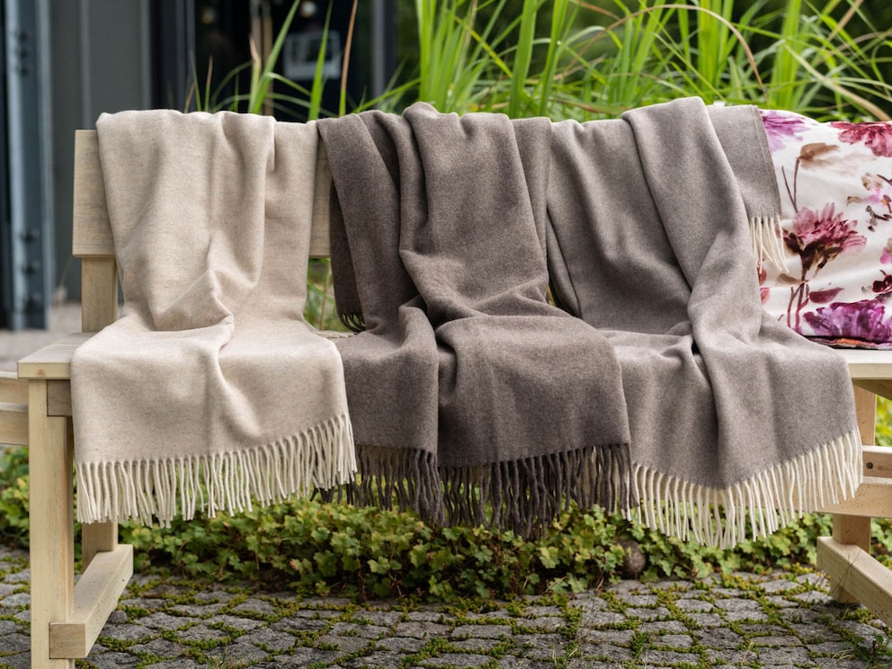 Le plaid en mérinos « Tenera » est disponible en 3 coloris