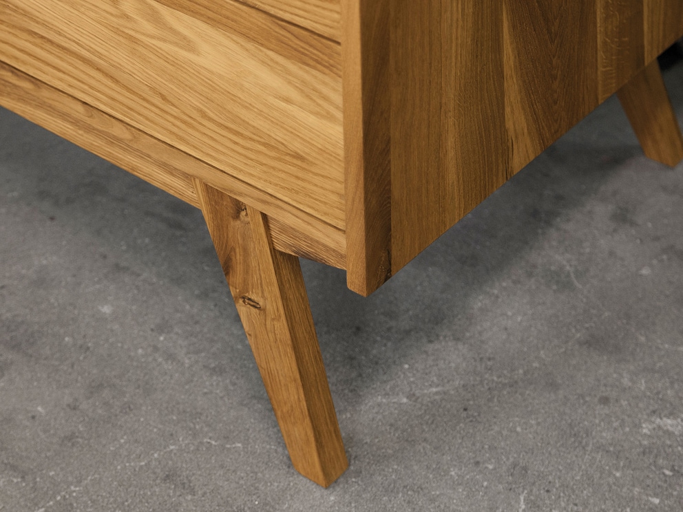 De poten van de kast zijn onder een hoek in het frame verwerkt.