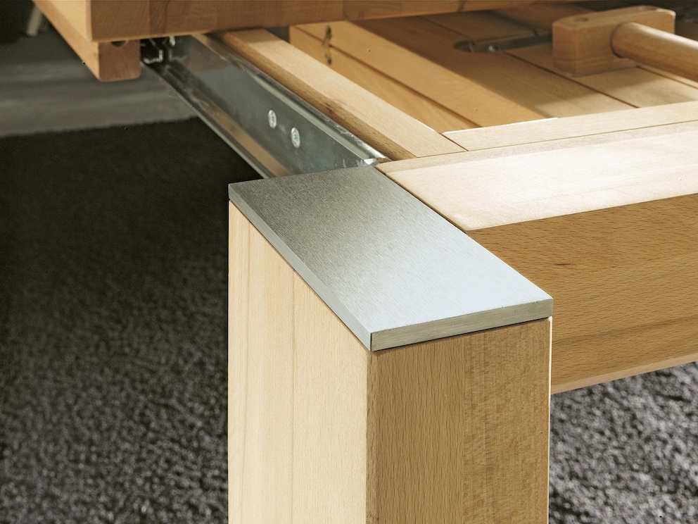 Bei einem Gestellauszug kann der Tisch auf einer Seite ausgezogen werden - in 50 cm und 100 cm erhältlich