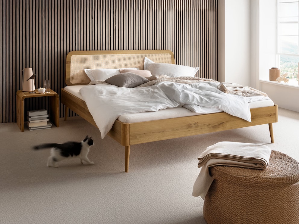 Lit en bois massif « Vienna » avec tressage viennois sur la tête de lit, ici en chêne sauvage