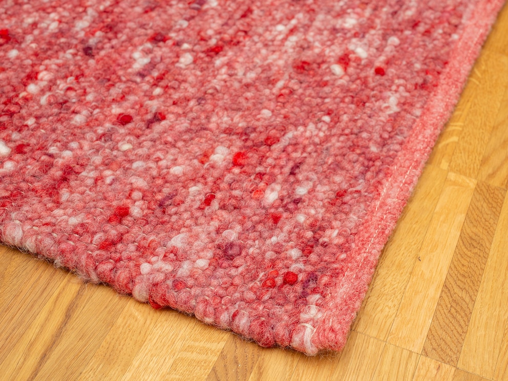 Finition soignée avec bord tissé robuste – pour une tenue durable et stable