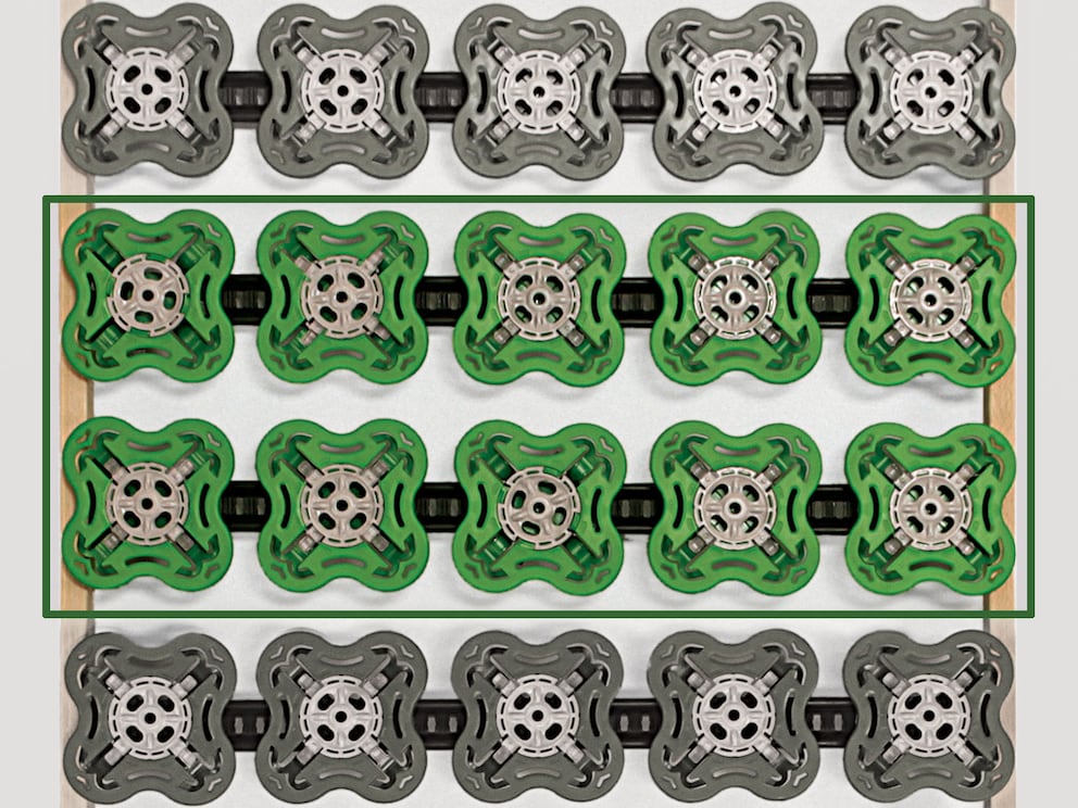 Vous reconnaissez la série d'assiettes souples à leur couleur vert clair