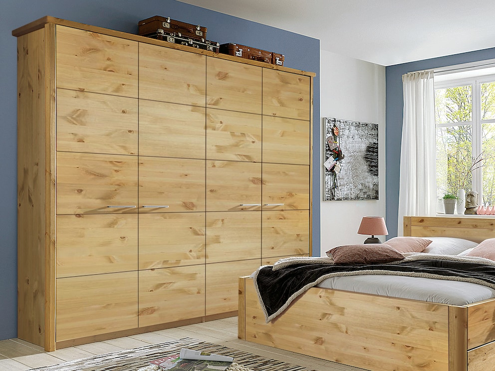L'armoire « Midera » est moderne et rectiligne - ici la 4 portes en finition lessivée/huilée
