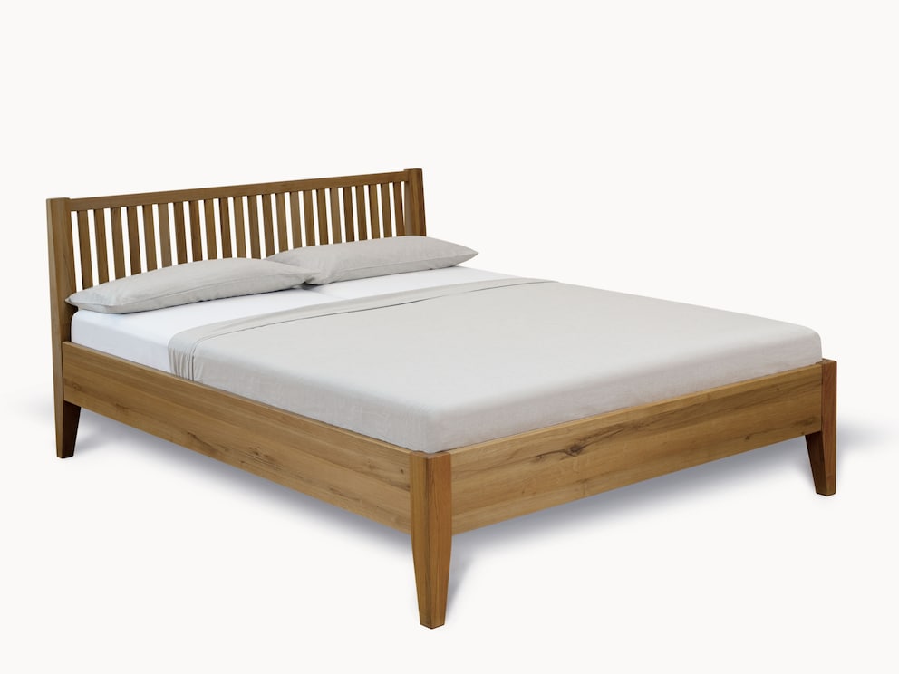 Daria massief houten bed in wilde eik met geribd hoofdeinde