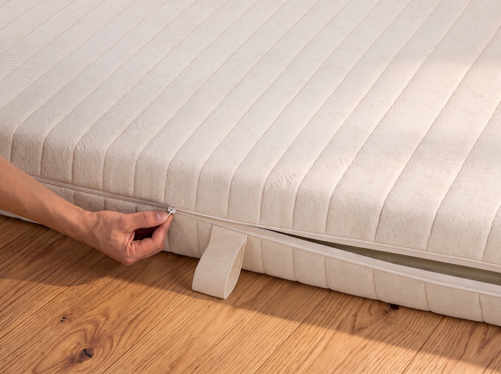 Ritssluiting rond de volledige matras om de tijk gemakkelijker van de matras nemen voor het onderhoud