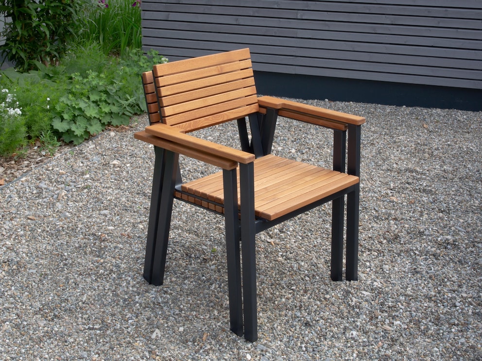 La chaise à accoudoirs « Verano » s'empile de manière pratique