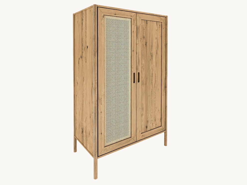Moderne mix: De kledingkast Rota combineert massief hout (hier kernbeuken) met artistiek Weens vlechtwerk
