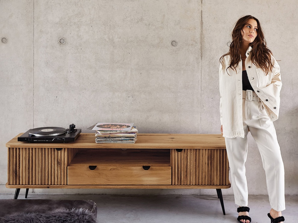 La variante 06 séduit par son large tiroir et ses portes d'armoire au relief ondulé, ici en chêne sauvage