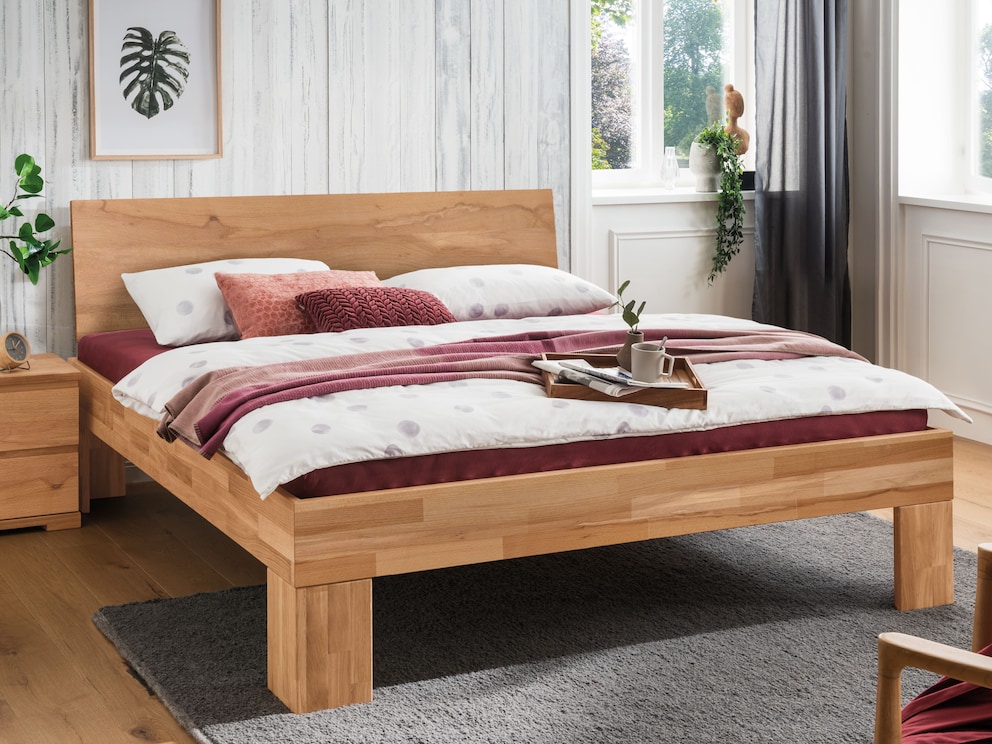 Lit volumineux massif « Cepo » - marquant, anguleux et rectiligne, ici en cœur de hêtre avec tête de lit d'un seul tenant