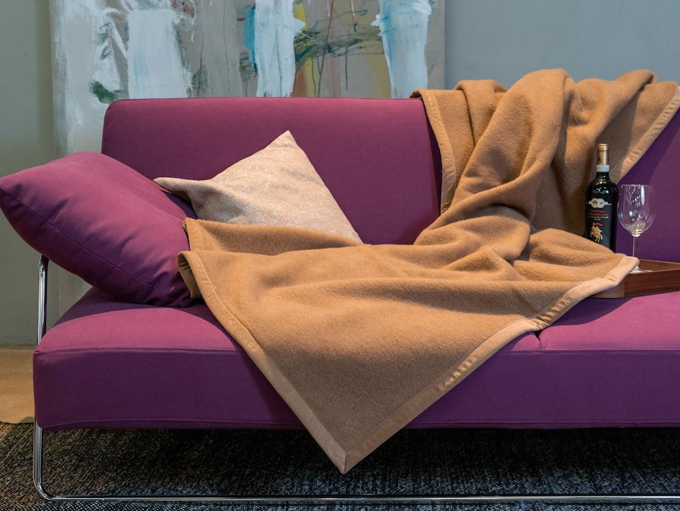 Babykameelhaar deken van natuurlijk haar in de warme kleurnuance camel met edele fluwelen bies