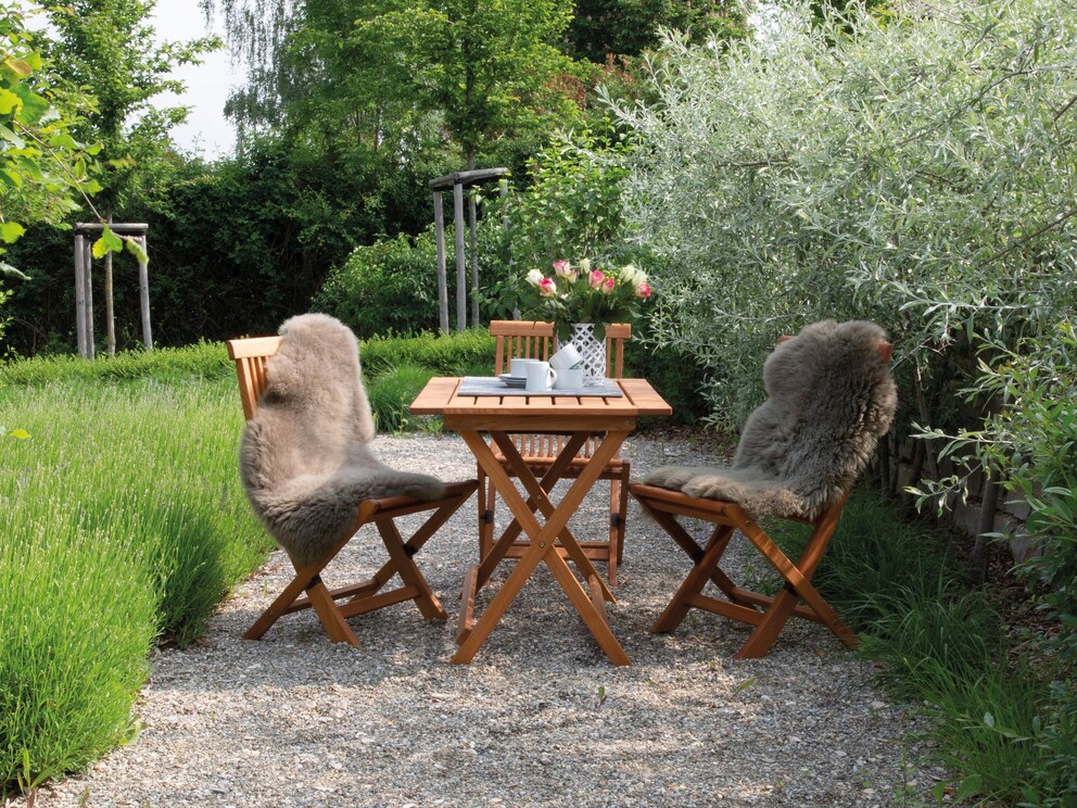 Avec notre peau de mouton à poils longs « Moreno », vous prolongez la saison du jardin