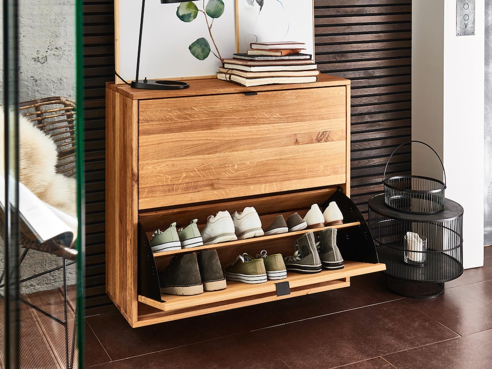 Schuhschrank Vestido bietet in Höhe 81 cm 2 großzügige Schuhklappen