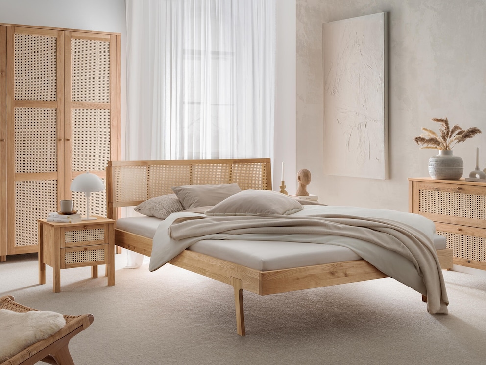 Het Weense vlechtwerk geeft het nachtkastje een lichte en luchtige uitstraling