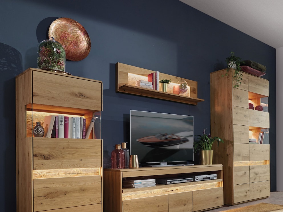 De lange wandplank van wilde eik is een absolute blikvanger - praktisch en decoratief