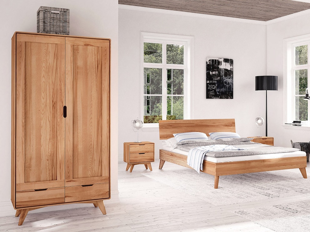 Un cadre fin entoure les grandes portes battantes et les petits tiroirs - ici en cœur de hêtre