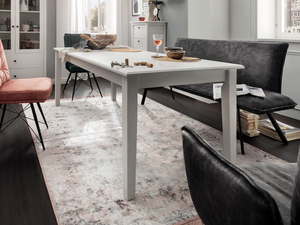 La surface blanche s'intègre bien dans les salles à manger modernes