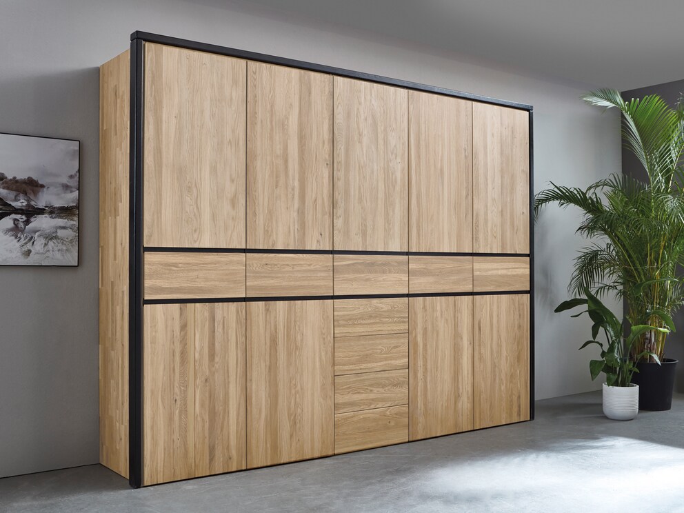 Tronco kledingkast maakt indruk met contrasterende details, hier in bianco met zwart passepartout frame