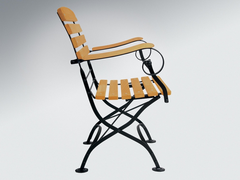 Ici, la chaise de jardin avec des accoudoirs confortables et inclinés