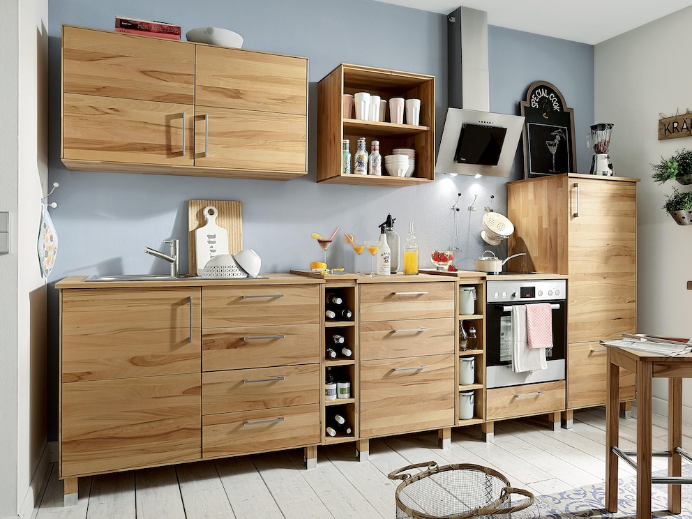 Avec la cuisine modulaire « Culinara » en cœur de hêtre massif, tout est rangé immédiatement après le lavage.