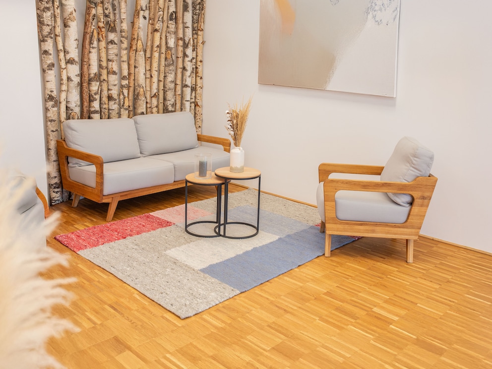 Un tapis de caractère – un jeu harmonieux de gris, rouge et bleu