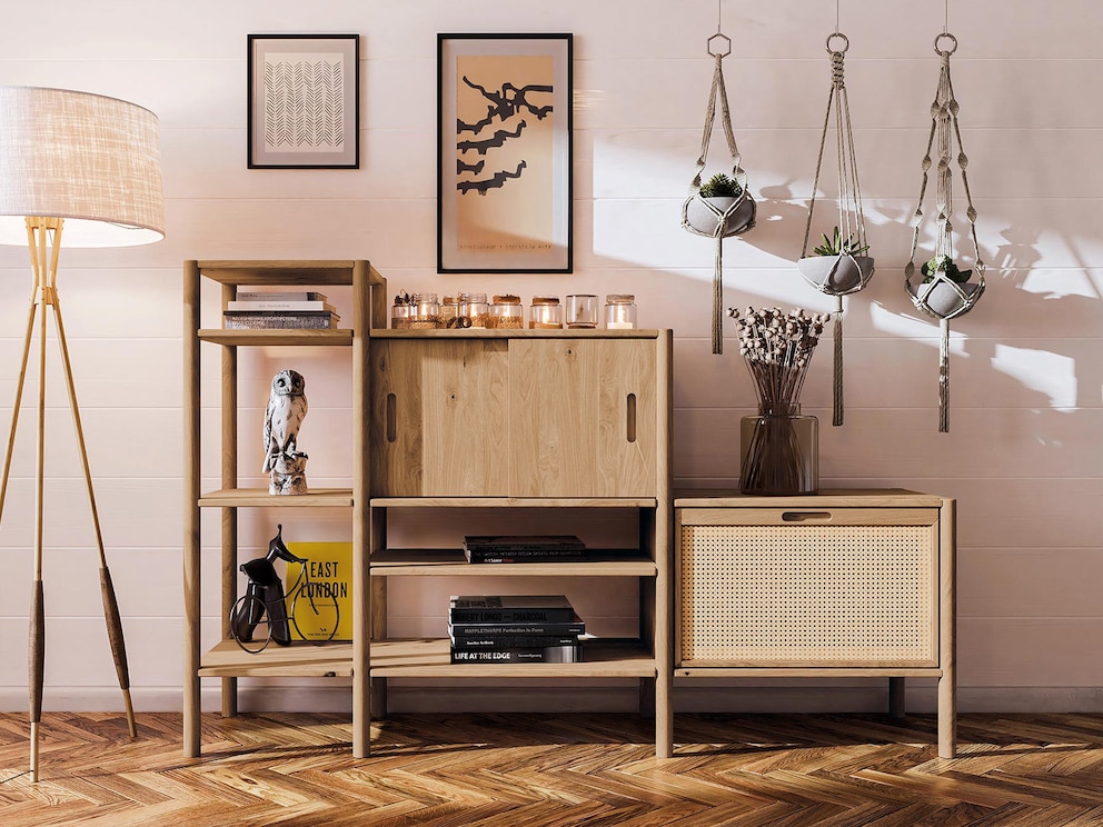 La variante 09 est une combinaison moderne et étagée d'éléments d'étagères et d'armoires