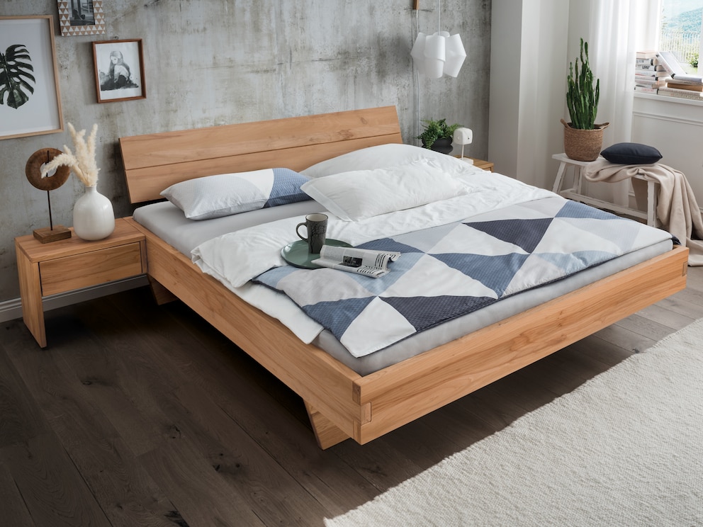 Zwevend bed Belluno met slimme hoekverbinding - hier in kernbeuken met tweedelig hoofdbord