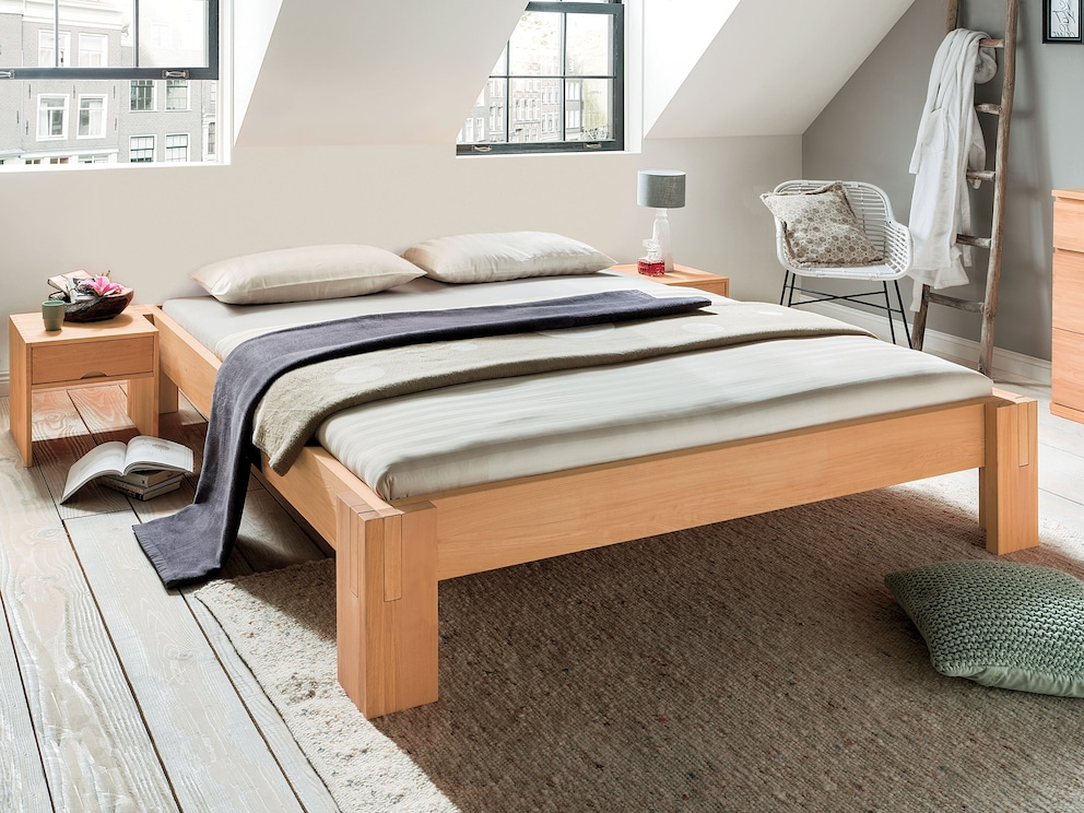 Massief houten bed Salerno hier in beukenhout en zonder hoofdeinde
