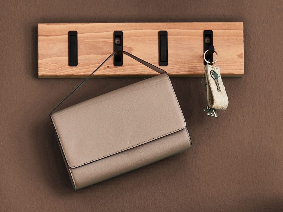 La barre à crochets « Vestido » prend volontiers en charge de nombreuses choses - ici élégamment en cœur de hêtre