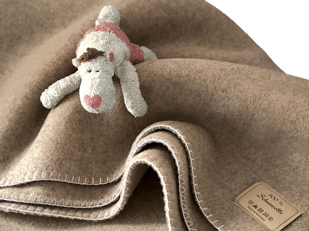 Couverture en poils naturels et laine vierge de mouton « Remira », ici en coloris beige-brun