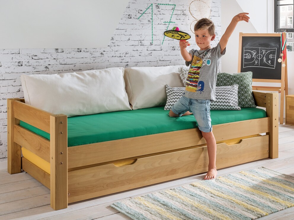 Overdag wordt het ledikant in geolied beukenhout een comfortabele bank