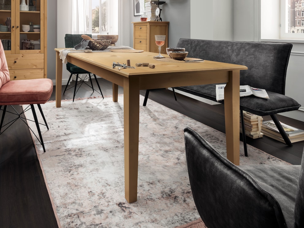 Table « Tusa » en pin de qualité supérieure dans un style moderne