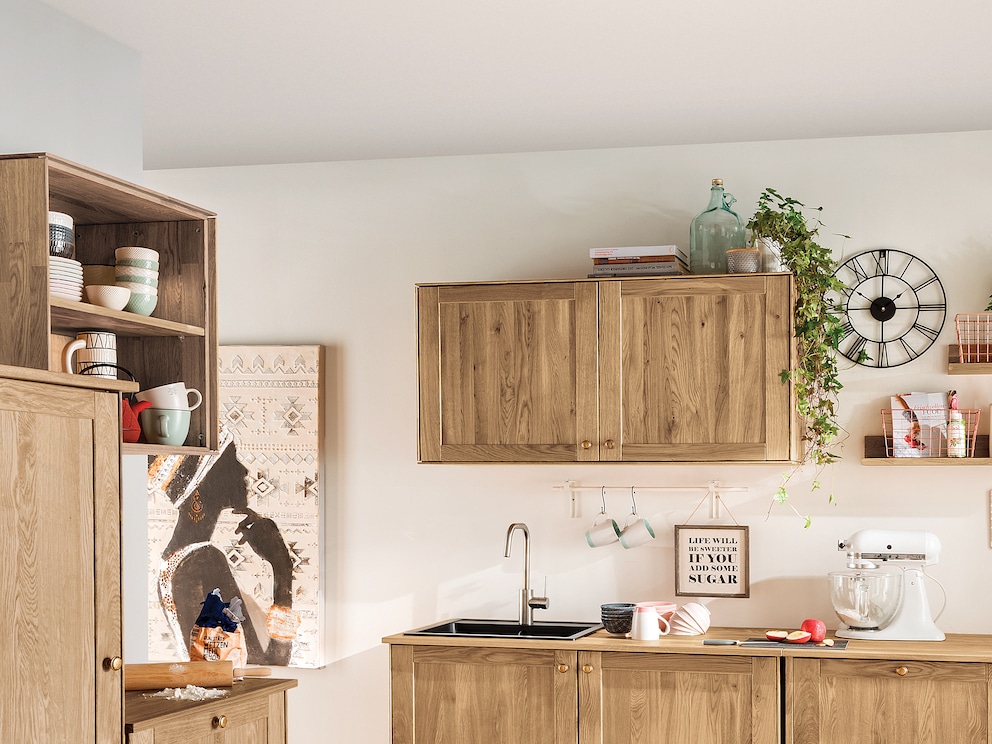 Rustikal im trendigen Landhaus-Stil - ansprechende Kassetten-Optik mit filigranen Knopf-Griffen, hier aus Eichenholz