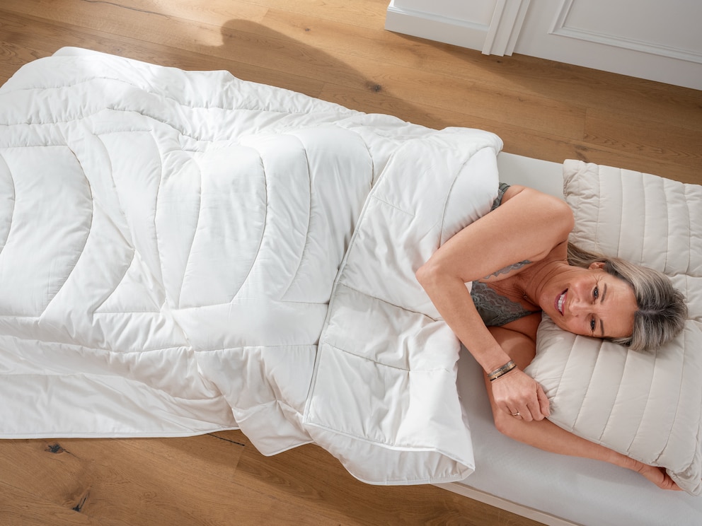 Het luchtig lichte dekbed nestelt zich zachtjes om uw lichaam