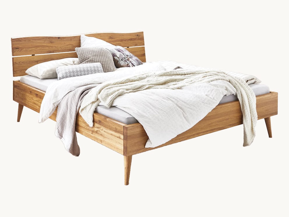 Massief houten bed Valldo in geolied wild eikenhout - de traditionele houten voet verleent het bed een heel bijzondere charme