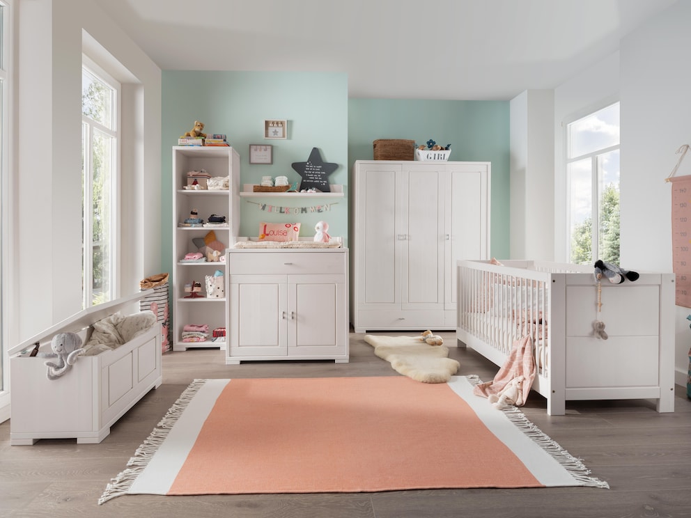 Hier is de hele kinderkamer ingericht in wit glazuur