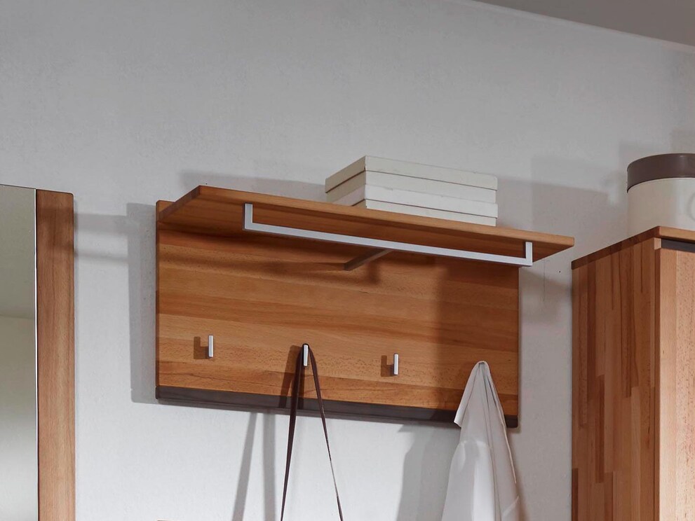 Vestiaire des variantes 01 et 02 avec tablette porte-chapeaux, tringle à vêtements et quatre patères