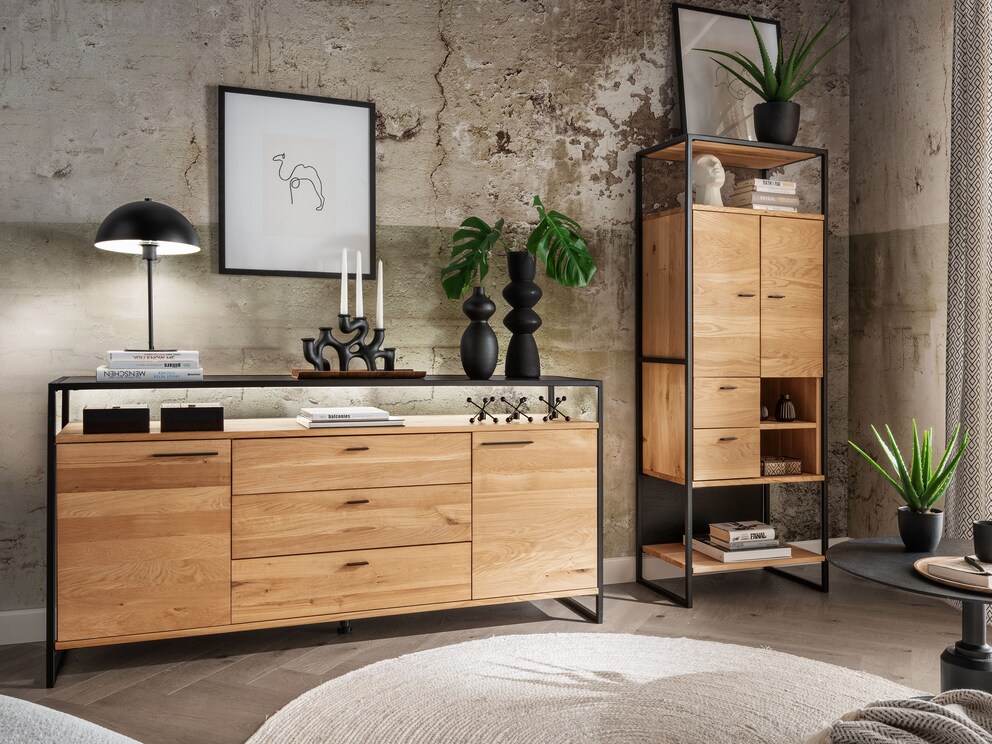Moderne hoge plank in industrieel ontwerp gemaakt van massief wilde eik