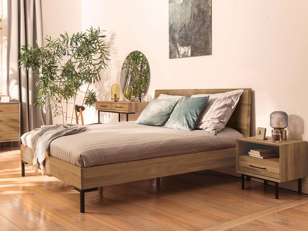 Massief houten bed Parquetta in modern industrieel ontwerp, hier gemaakt van massief wilde eik